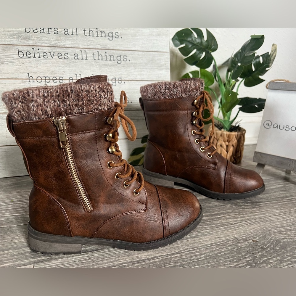 Link Kids’ Knit Trim Zippered Lace Up Combat Ankle Winter Boots in Brown. Size 3